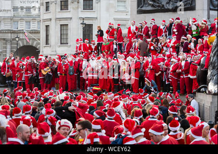 Hunderte von Santas Flut Trafalgar Square für den jährlichen, globalen Phänomen der Santacon. Es gab carolling und sprießen werfen, viele übernimmt die Tr Stockfoto