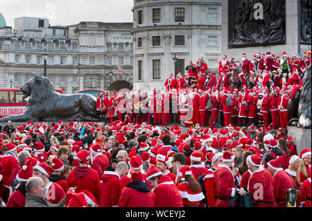 Hunderte von Santas Flut Trafalgar Square für den jährlichen, globalen Phänomen der Santacon. Es gab carolling und sprießen werfen, viele übernimmt die Tr Stockfoto