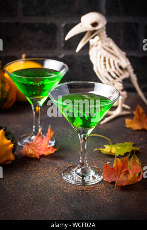 Halloweens spooky Trinken grüne Martini Cocktail Stockfoto