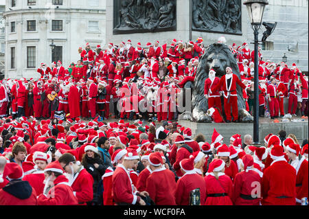 Hunderte von Santas Flut Trafalgar Square für den jährlichen, globalen Phänomen der Santacon. Es gab carolling und sprießen werfen, viele übernimmt die Tr Stockfoto