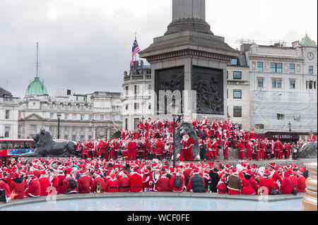 Hunderte von Santas Flut Trafalgar Square für den jährlichen, globalen Phänomen der Santacon. Es gab carolling und sprießen werfen, viele übernimmt die Tr Stockfoto