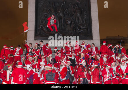 Hunderte von Santas Flut Trafalgar Square für den jährlichen, globalen Phänomen der Santacon. Es gab carolling und sprießen werfen, viele übernimmt die Tr Stockfoto