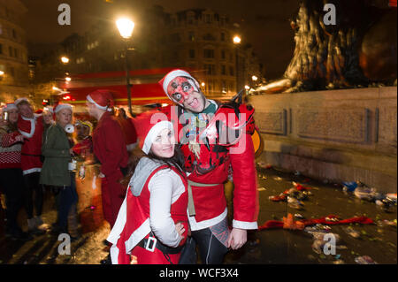 Hunderte von Santas Flut Trafalgar Square für den jährlichen, globalen Phänomen der Santacon. Es gab carolling und sprießen werfen, viele übernimmt die Tr Stockfoto