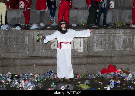 Hunderte von Santas Flut Trafalgar Square für den jährlichen, globalen Phänomen der Santacon. Es gab carolling und sprießen werfen, viele übernimmt die Tr Stockfoto