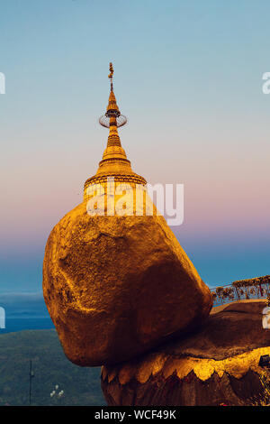 Die berühmten Goldenen Felsen in Myanmar in der Morgendämmerung Stockfoto