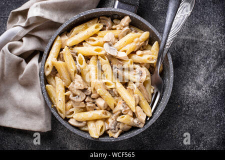 Nudeln mit Hühnerfleisch und Champignons Stockfoto