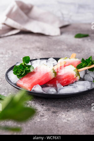 Hausgemachte Eis am Stiel in Form von Wassermelone Stockfoto