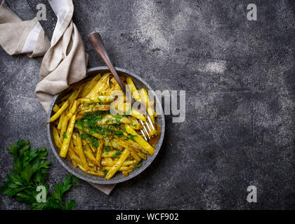Geschmorte gelb Wachs Bohnen in Pan Stockfoto