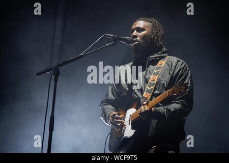 Trondheim, Norwegen. August 17th, 2019. Die englische Rockband Bloc Party führt ein Live Konzert während der norwegischen Musik Festival Pstereo 2019. Hier Sänger und Musiker Kele Okereke ist live auf der Bühne gesehen. (Foto: Gonzales Foto - Tor Atle Kleven). Stockfoto