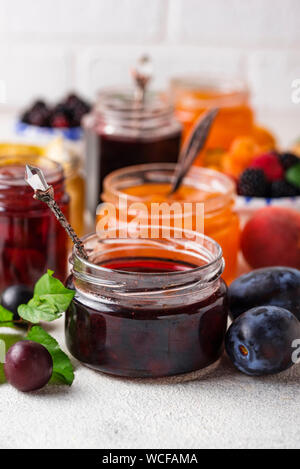 Sortiment an verschiedene Marmeladen in Gars Stockfoto