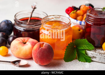 Sortiment an verschiedene Marmeladen in Gars Stockfoto