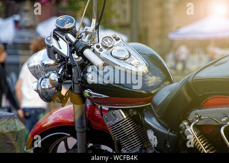 Kiew, Ukraine, 6. Juli 2019: Motobike auf einer Straße mit vielen Menschen. Stockfoto