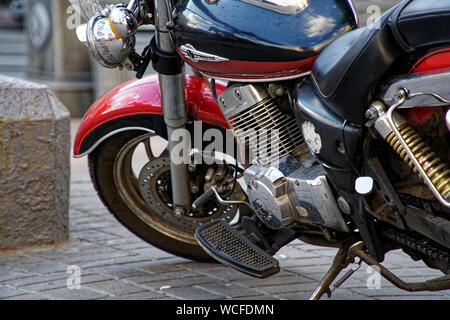 Kiew, Ukraine, 6. Juli 2019: Motobike auf einer Straße mit vielen Menschen. Stockfoto