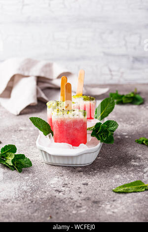 Hausgemachte Eis am Stiel in Form von Wassermelone Stockfoto
