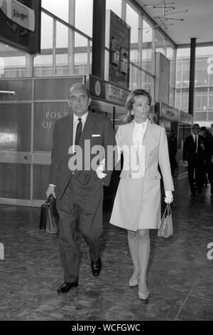 Prinz Stanislas Radziwill und seine Frau Prinzessin Lee Radiziwill (Schwester von Jacqueline Kennedy Onassis) am Flughafen Heathrow. Sie sind auf dem Weg nach New York wegen der Erschießung von Robert Kennedy. Stockfoto