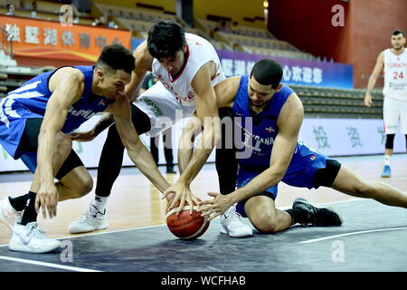 Die Türkei, in Weiß, besiegte Dominica, in Blau, mit 87-59 und gewinnt den dritten Platz von 2019 internationalen Basketball Challenge in Suzhou, China Jiangsu Provinz, 27. August 2019. Stockfoto