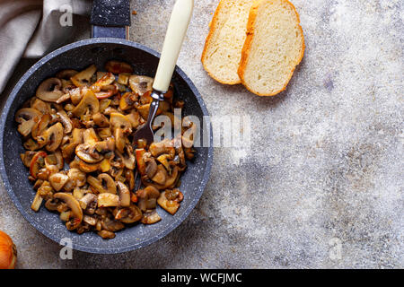 Gebratene Pilze Champignons in der Pfanne Stockfoto