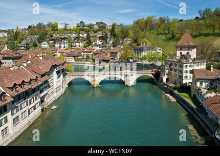 Blick entlang der Aare in Richtung der alten Untertobrucke Brücke. Bern, Schweiz Stockfoto