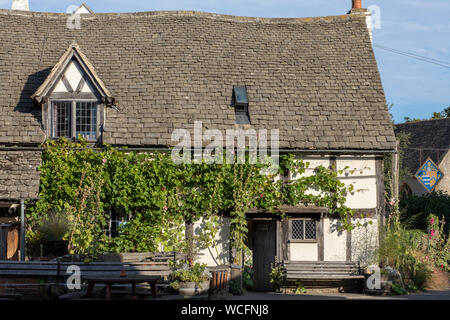 Traditionelle Pub The Fleece Inn in den Cotswolds Stockfoto