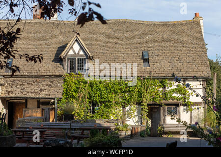 Traditionelle Pub The Fleece Inn in den Cotswolds Stockfoto