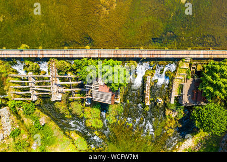 Tonkovic vrilo, Fluss Quelle der Gacka und Holzbrücke über den Fluss, Luftaufnahme, Lika, Kroatien Stockfoto