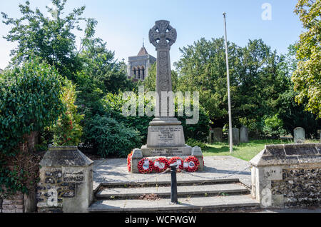 Ein kriegerdenkmal in Form einer steinernen Kreuz auf dem Friedhof der St. Mary's Kirche im Dorf Twyford in Berkshire, Großbritannien Stockfoto