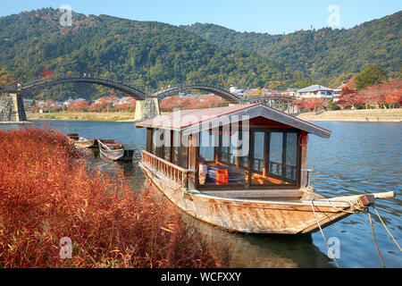 Boot und Kintai Brücke über Nishiki Fluss in Iwakuni, Präfektur Yamaguchi, Japan Stockfoto