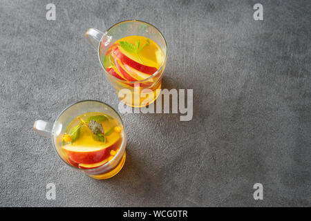 Blick von oben auf die Apple Kaffee in zwei Glas Tassen Stockfoto