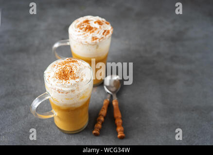 Zwei Glas Tassen mit Spice Kürbis Cappuccino Stockfoto