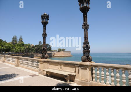 Ein paar dekorative Laternen auf der Alameda Apodaca de Cádiz, in Andalusien, im Süden von Spanien Stockfoto