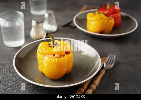 Bunt gefüllte vegetarische Paprika mit Reis und Kichererbsen Stockfoto