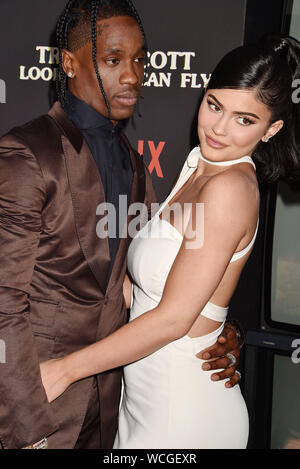 SANTA MONICA, CA - 27. August: Travis Scott und Kylie Jenner an der Travis Scott: "Mama, ich kann Fliegen" Los Angeles Premiere auf der Barker Hangar am 27. August 2019 in Santa Monica, Kalifornien. Stockfoto