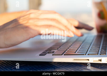 Weibliche Hände schreiben auf einem Laptop, bis zu schließen. selektive Fokus Stockfoto