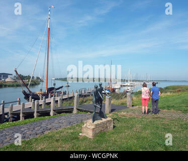 Außerhalb des Hafens von makkum in der niederländischen Provinz Friesland vom Deich gesehen Stockfoto