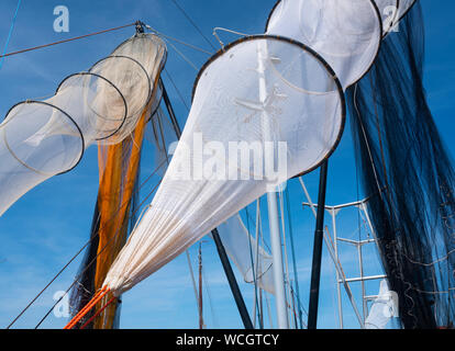 Netze auf Fischerboot in Dutch Harbor von makkum unter blauem Himmel Stockfoto