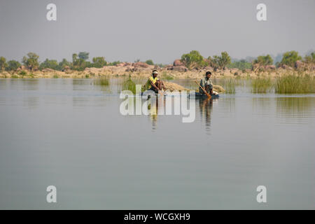 Die lokalen Fischer schwimmend auf behelfsmäßigen Flöße auf dem Ken River, Panna Nationalpark, Madhya Pradesh, Indien, Zentralasien Stockfoto