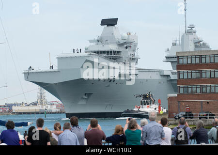 HMS Queen Elizabeth in Portsmouth Harbour Stockfoto