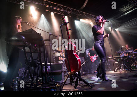 Uns Singer Songwriter Sharon Van Etten und ihre Band im Konzert an der Universität von Leeds, der letzte Termin für ihre UK-Tour, 22. August 2019. Heather Holz Broderick auf Tastaturen (links). Stockfoto