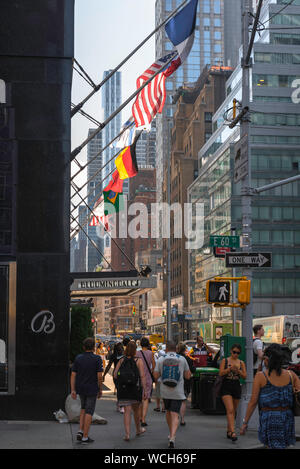 Manhattan shopping, Aussicht im Sommer von der Ecke Bloomingdales an der Lexington Avenue und East 60th Street in Manhattan, New York City, USA. Stockfoto