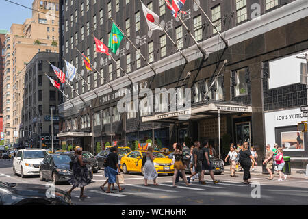 Bloomingdales in New York, im Sommer der Lexington Avenue Eingang zu Bloomingdales Kaufhaus, Midtown Manhattan, New York City, USA Stockfoto