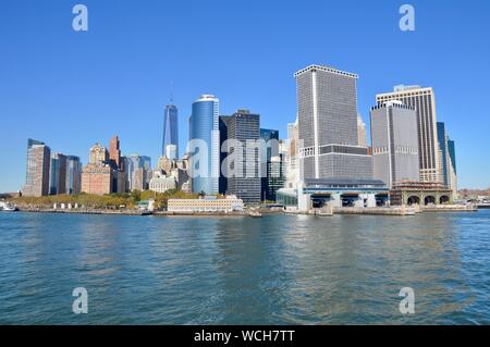 Skyline von Baltimore in der Sonne - wunderschöne Universitätsstadt in Maryland, USA vom Fährschiff aus gesehen Stockfoto