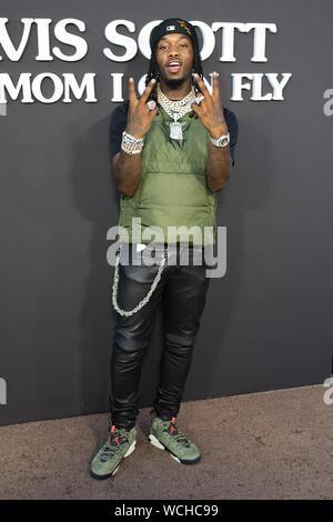 Santa Monica, CA. 27 Aug, 2019. Bei der Ankunft für TRAVIS SCOTT: LOOK MOM KANN ICH FLIEGEN Premiere auf Netflix, Barker Hangar, Santa Monica, CA August 27, 2019 ausgeglichen. Credit: Adrian Cabrero/Everett Collection/Alamy leben Nachrichten Stockfoto