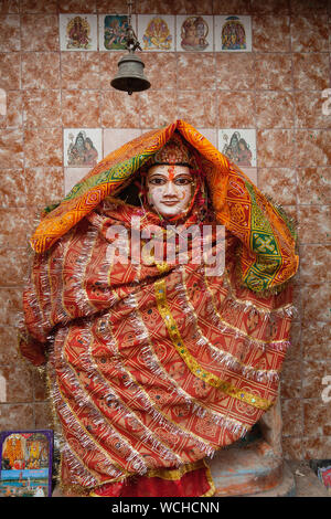 Indien, Uttar Pradesh, Varanasi, eine Statue von Vishnu, eingewickelt in eine textile Angebot durch ein Anhänger der Linken. Stockfoto