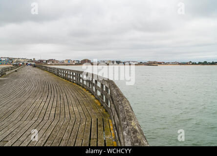 Blick von Wlaton auf der Naze pier, Essex UK. Juli 2019 Stockfoto