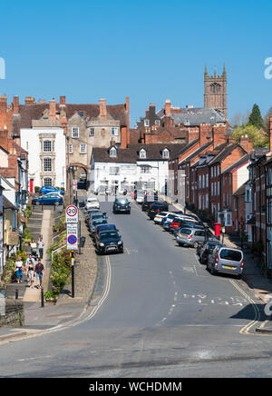 Untere Brücke Straße mit The Wheatsheaf Inn und Turm von St. Laurentius Kirche im Hintergrund, Ludlow Shropshire UK. 2019 Stockfoto