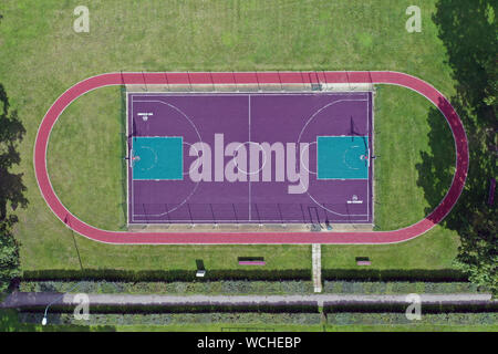 Neue basketballplatz in kleinen Stadion, Antenne Stockfoto