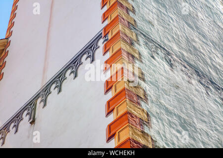 Nahaufnahme des Hauses Ecke und bemalte Wand Stockfoto