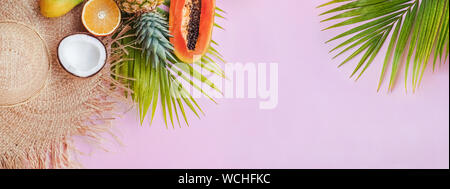 Banner mit Strohhut und verschiedene tropische Früchte auf rosa Hintergrund Stockfoto