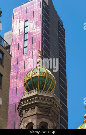 New York Architektur, mit Blick auf die gegensätzlichen Strukturen des zentralen Synagoge Turm und das Concorde Hotel, Midtown Manhattan, New York City, USA Stockfoto