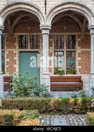 Oktober 2018 - Mechelen, Belgien: Gebäude aus dem 16. Jahrhundert und einen Garten im Innenhof des Palastes von Margarete von Österreich in der Innenstadt Stockfoto